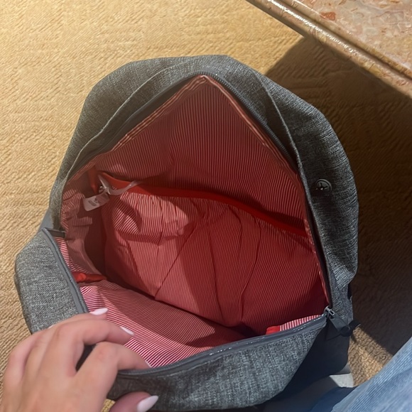 Gray Herschel backpack - Picture 2 of 3